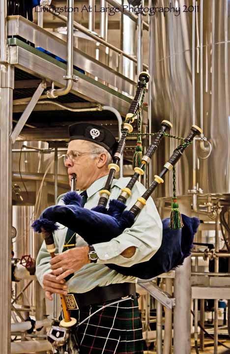 Saint Andrews-Bagpiper in brewery